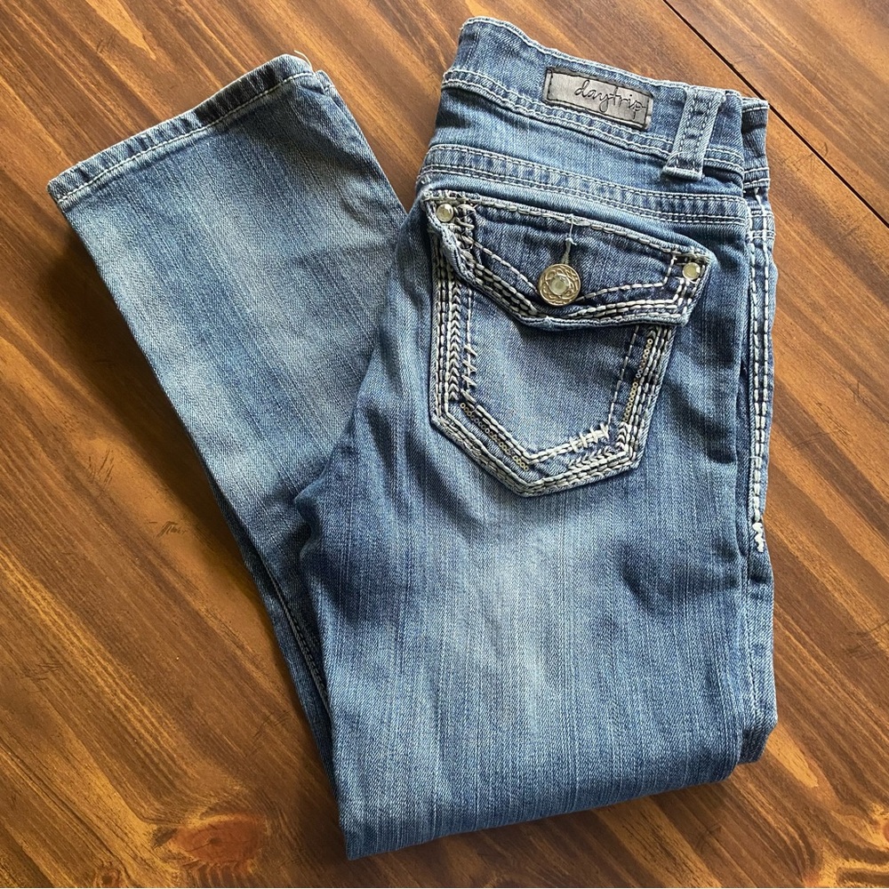 Daytrip Virgo Woman’s Straight Cut Regular Wash Denim Jeans Size 27 Embroidered